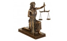 Статуетка Veronese Феміда на троні 26 см 77560А4